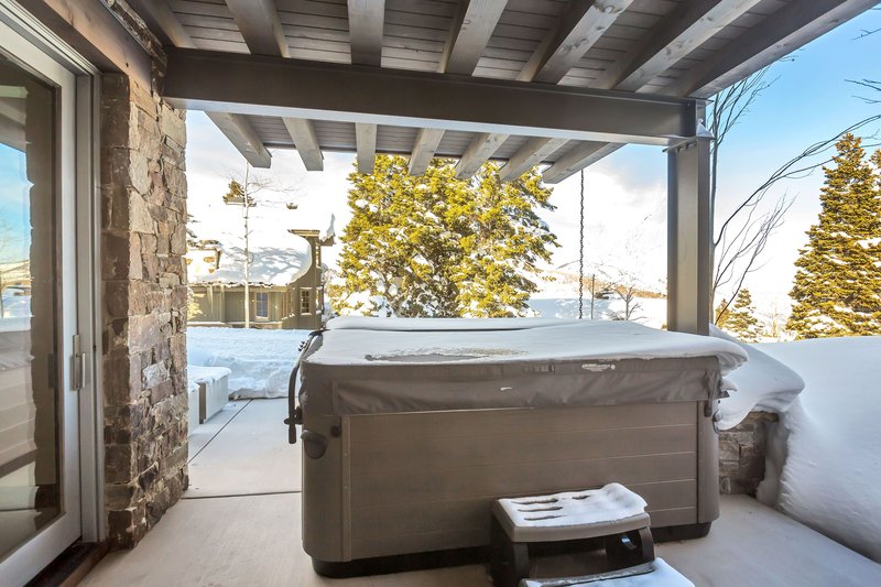 5BDRm Home Patio With Hot Tub