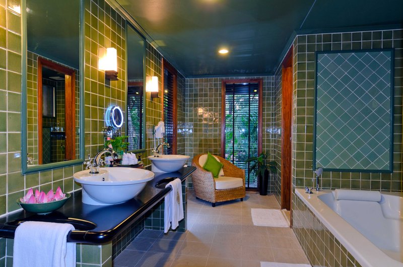 Suite Bathroom