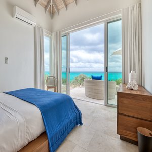 Three Bedroom Peninsula Oceanfront Coral Villa Guest Room