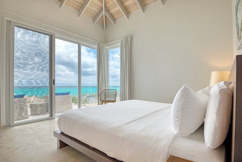 Three Bedroom Peninsula Oceanfront Coral Villa Guest Room