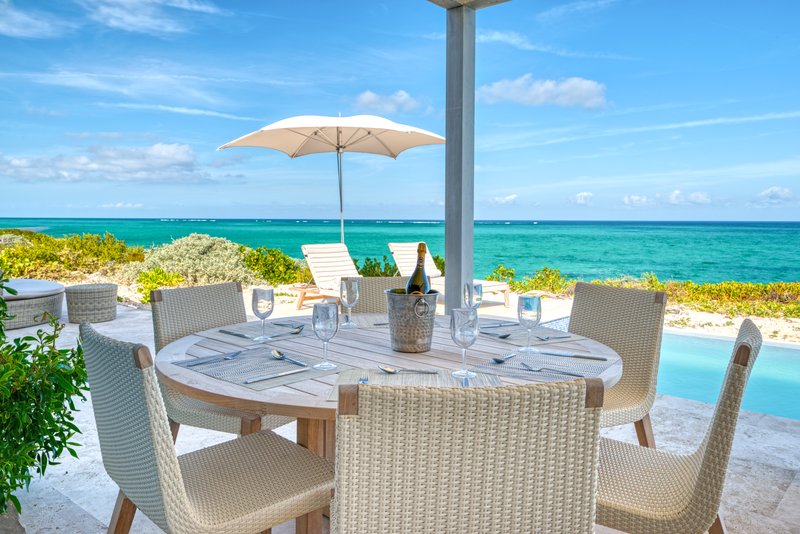 Three Bedroom Peninsula Oceanfront Coral Villa Outdoor Dining